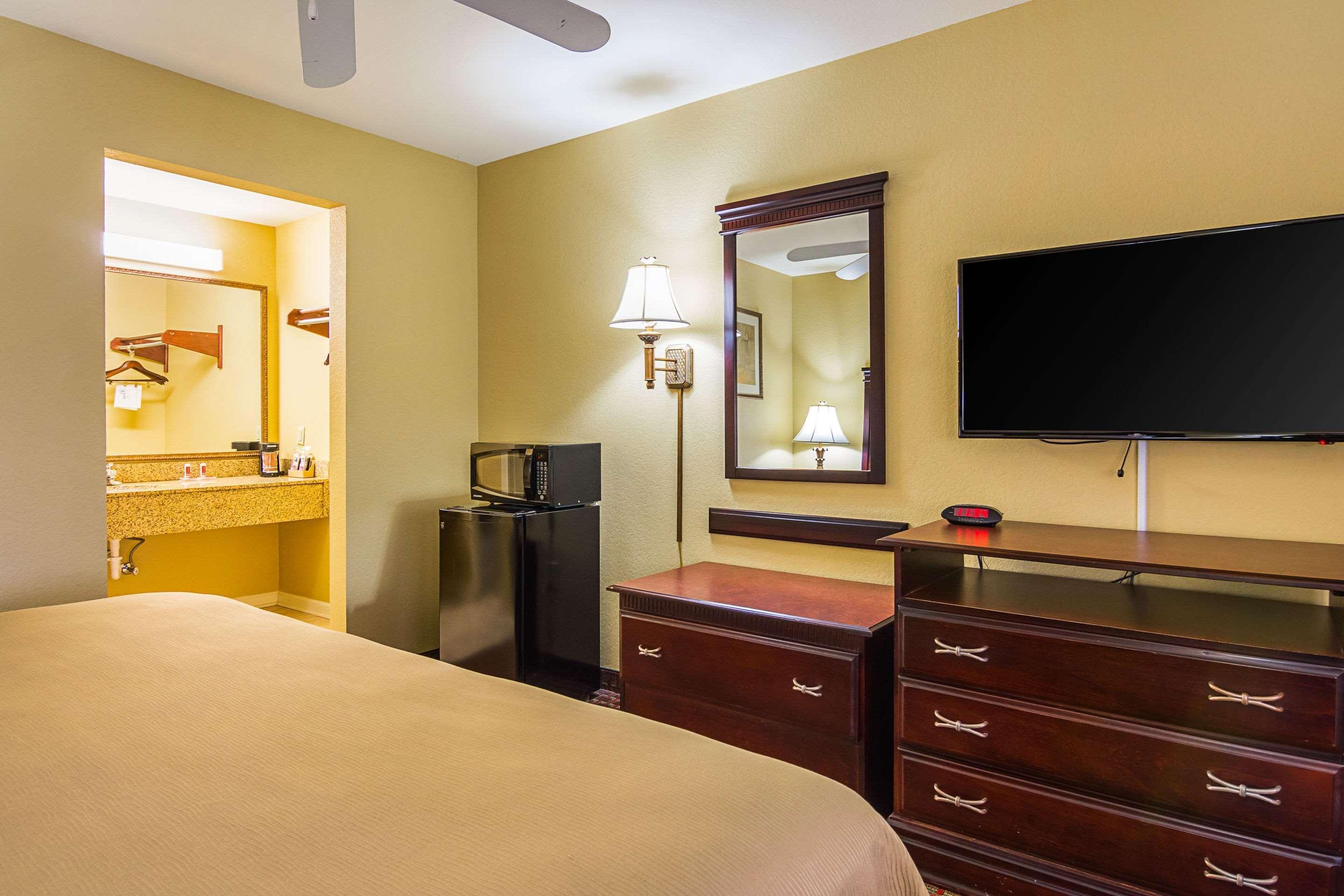 Econo Lodge Inn & Suites Брайант Экстерьер фото
