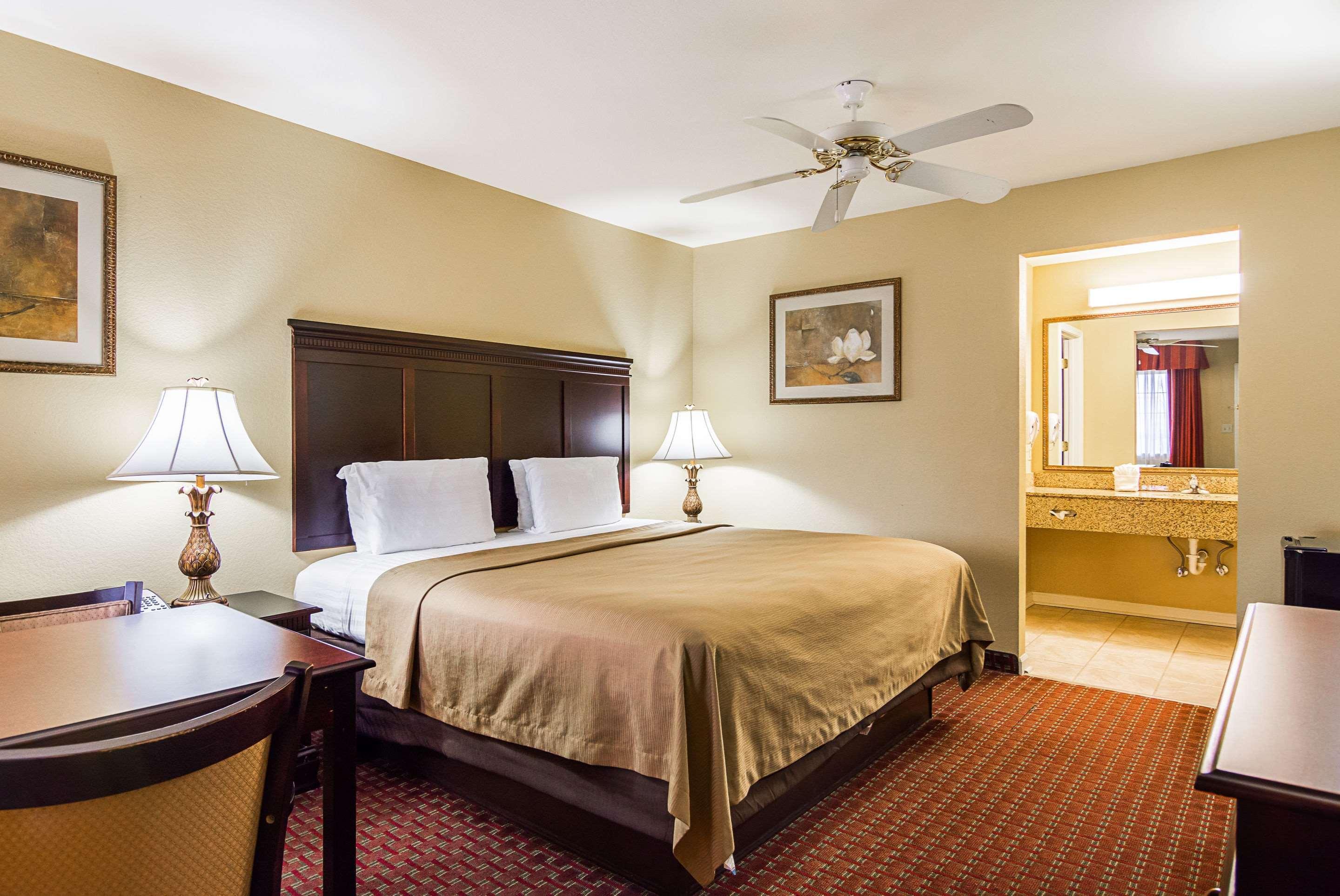 Econo Lodge Inn & Suites Брайант Экстерьер фото