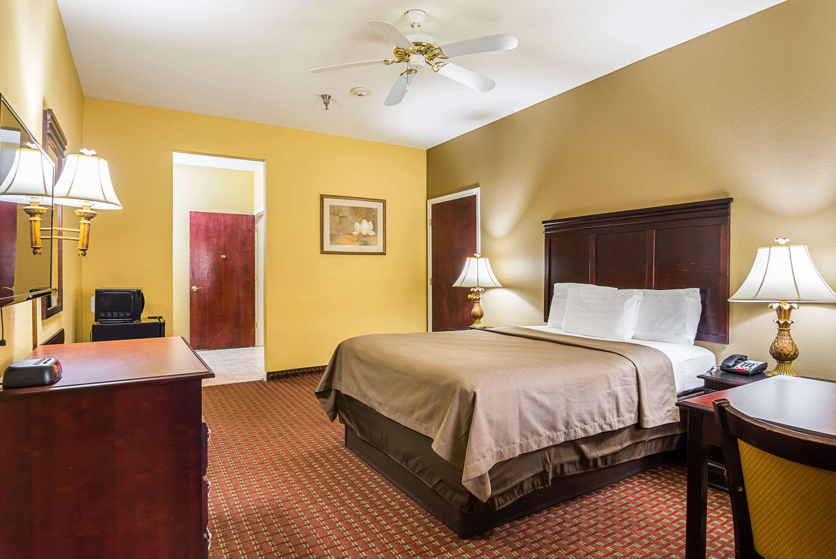 Econo Lodge Inn & Suites Брайант Экстерьер фото