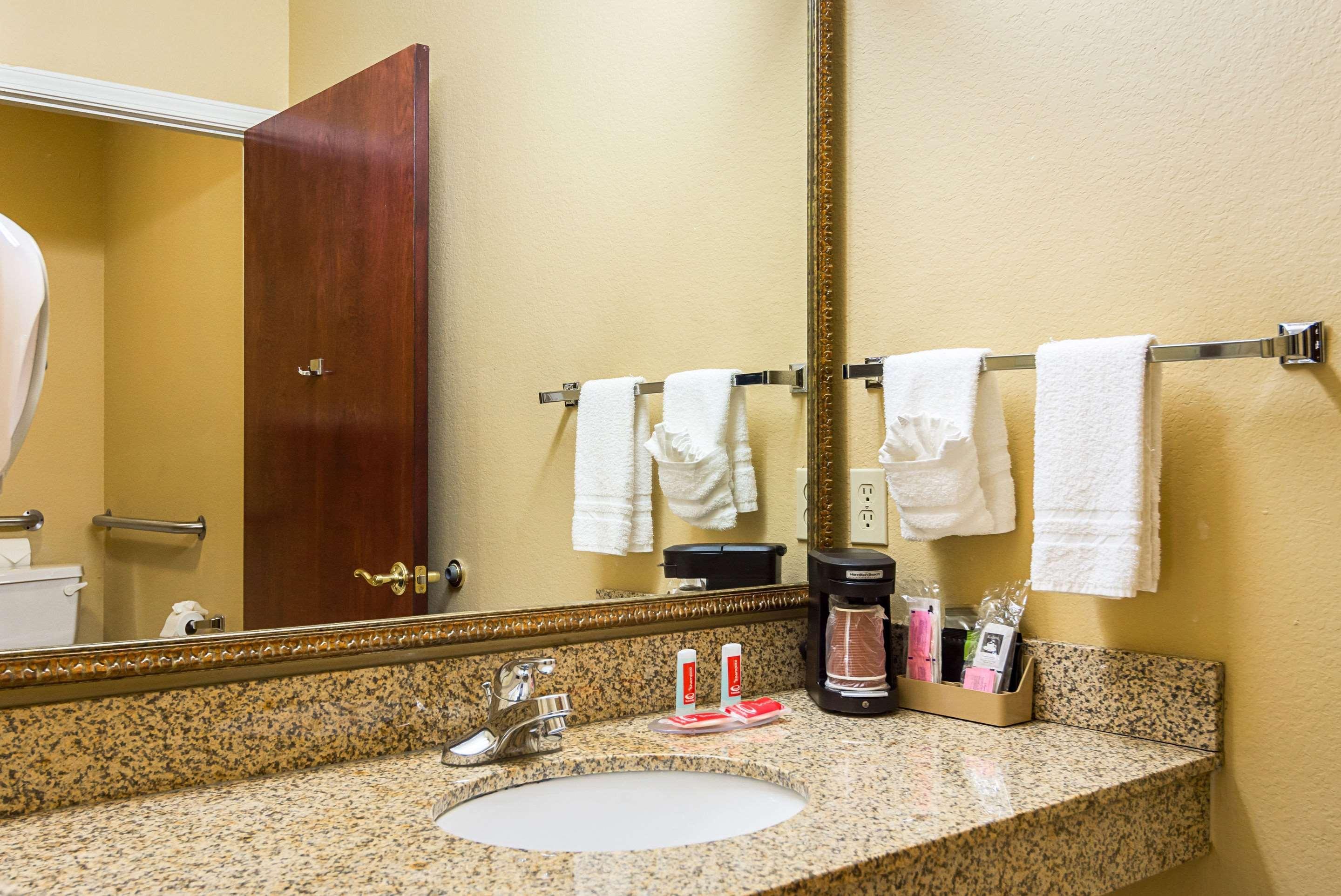 Econo Lodge Inn & Suites Брайант Экстерьер фото