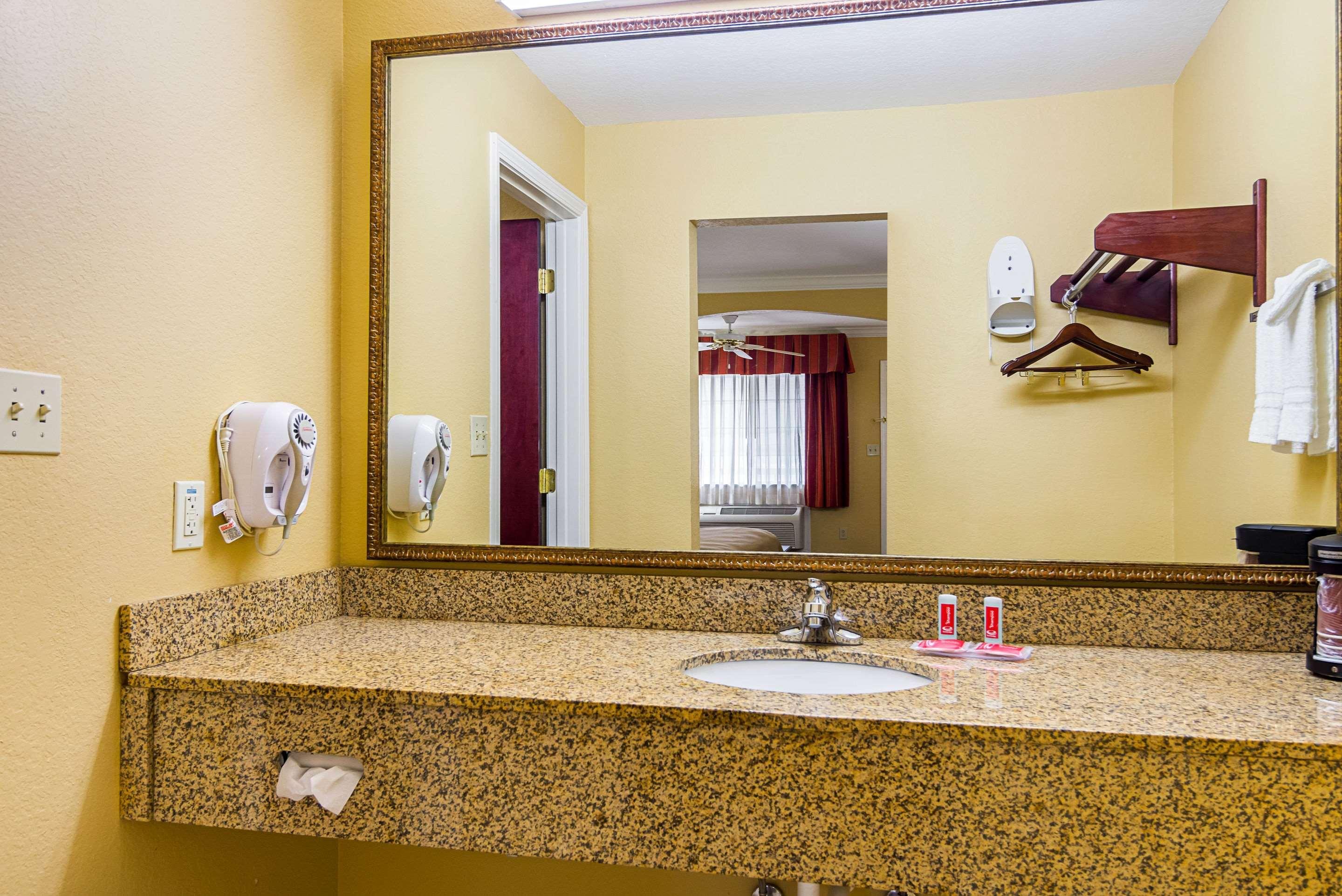 Econo Lodge Inn & Suites Брайант Экстерьер фото