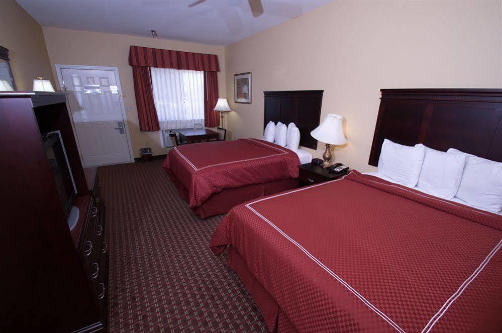 Econo Lodge Inn & Suites Брайант Экстерьер фото